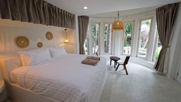 Ropa de cama de alta calidad y caja de seguridad en la habitación