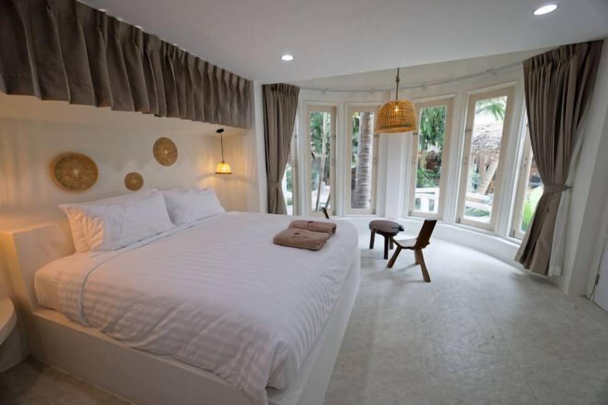 Premium bedding, in-room safe, soundproofing, WiFi (free)