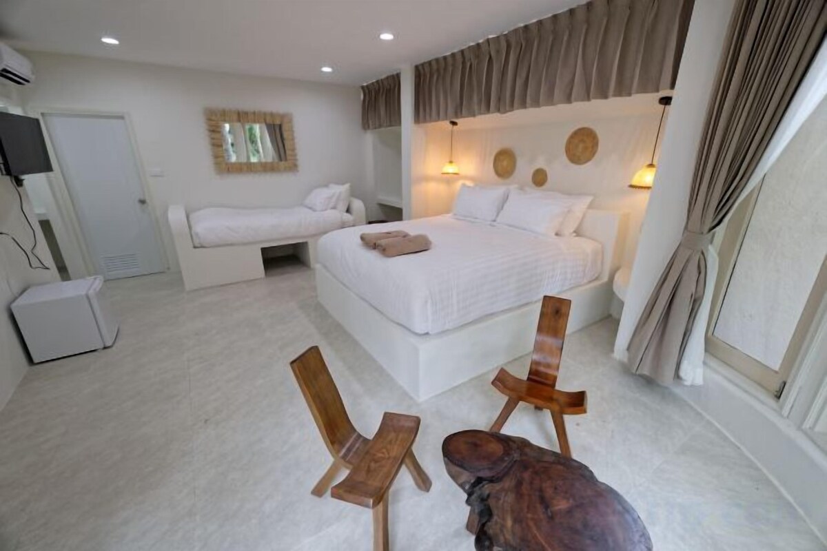 Premium bedding, in-room safe, soundproofing, free WiFi