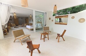 Suite Deluxe, 1 letto king, terrazzo, vista mare parziale | Biancheria da letto di alta qualità, una cassaforte in camera