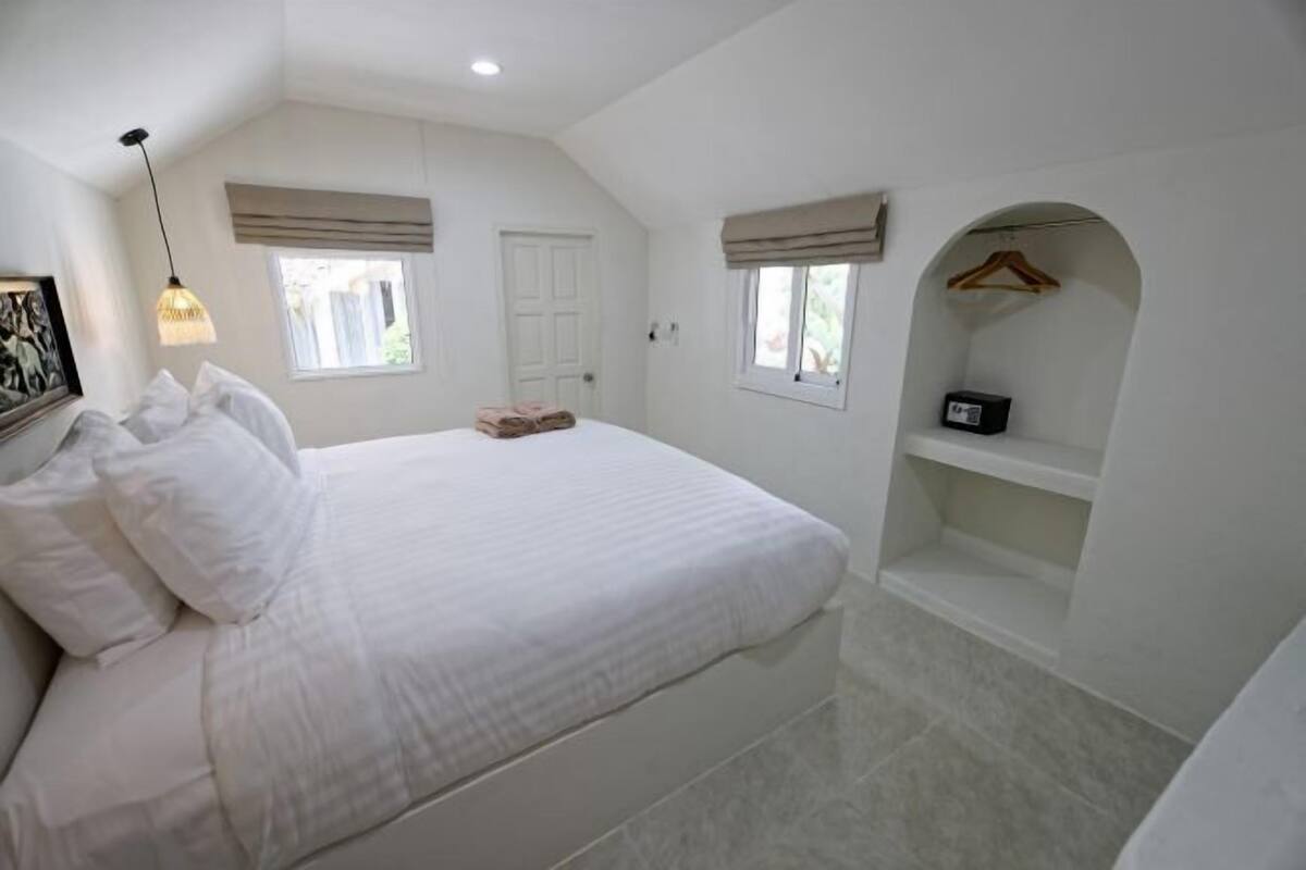Premium bedding, in-room safe, soundproofing, WiFi (free)