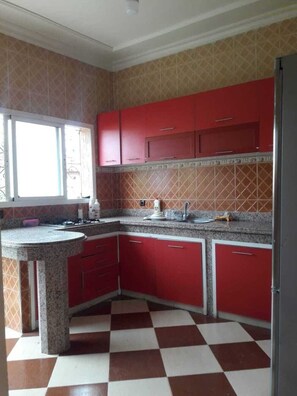 Kühlschrank, Mikrowelle, Ofen, Wasserkocher mit Kaffee-/Teezubehör