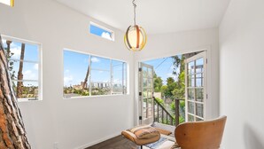 Unclassified image, 5 of 55, button - The Robinson Tree House in Silver Lake (Los Angeles)