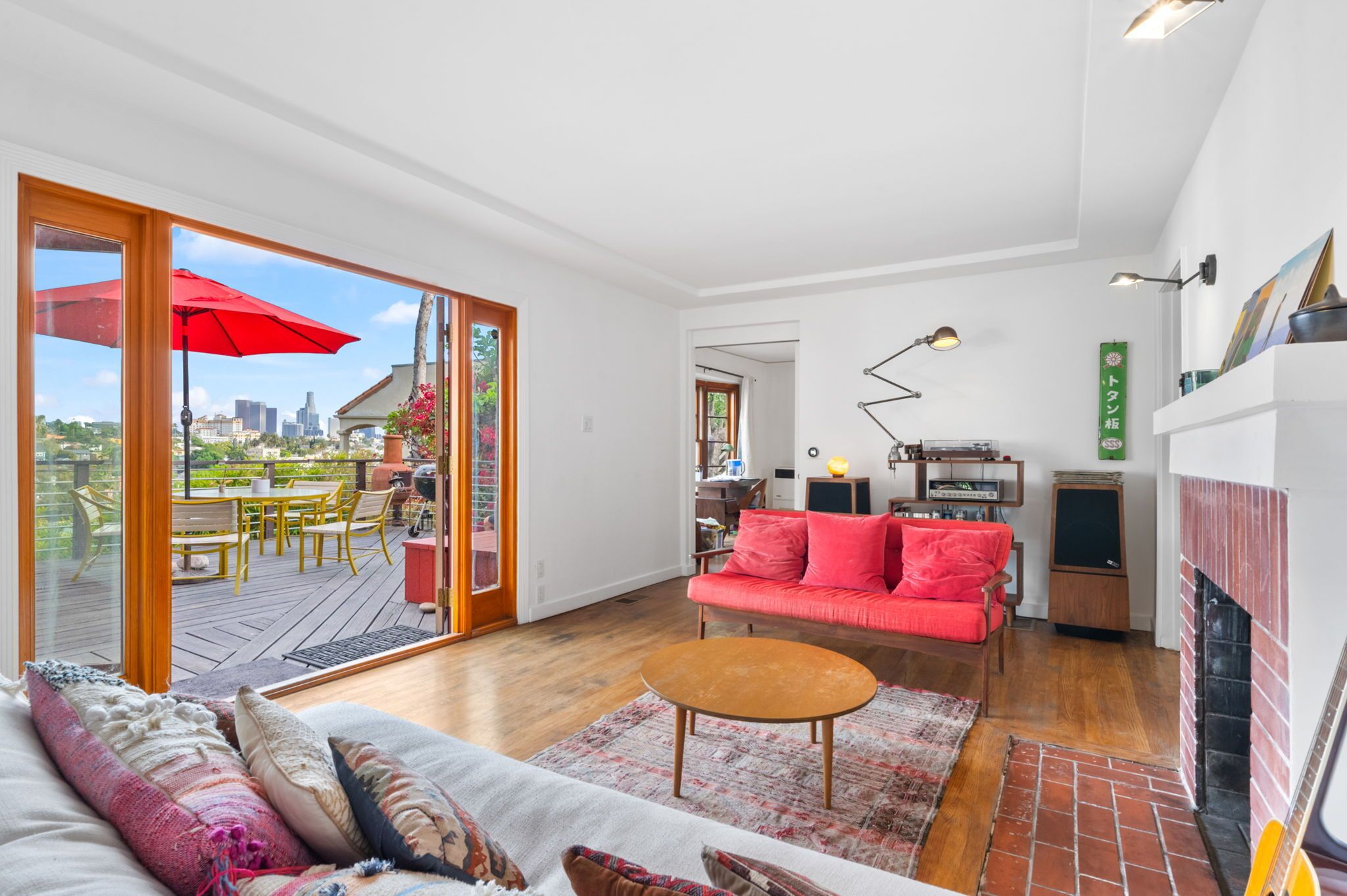 Smart TV, chimenea, libros y biblioteca musical 