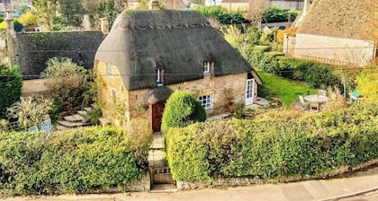 Hoo Cottage - Chipping Campden, Iconic 17th Century Thatched Cottage