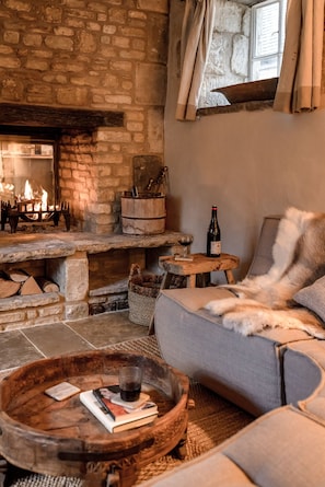 Interior - Iconic Thatched Cottage, Iconic 17th Century Thatched Cottage (Chipping Campden)