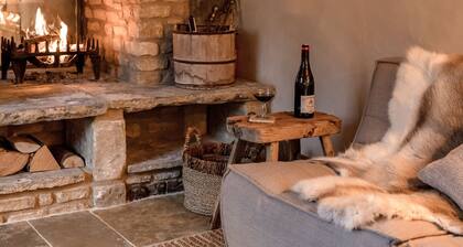 Iconic Thatched Cottage, Iconic 17th Century Thatched Cottage