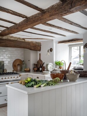 Fridge, microwave, oven, stovetop - Historic Home in the Heart of Stow, Character Filled Home in the Heart of Stow (Stow-on-the-Wold)