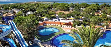 Alberca techada y alberca al aire libre