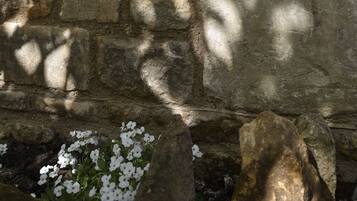 Un muro di pietra con un cartello che dice 'The Cowshed'.