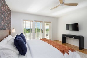 9 habitaciones, escritorio y tabla de planchar con plancha