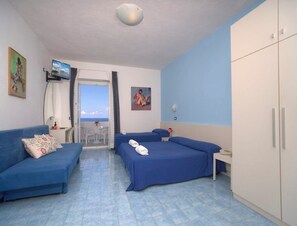 8 bedrooms, desk, travel crib, free WiFi - 5 minutes from the sea, the Poseidon Gardens with swimming pool, wifi, parking. (Forio)