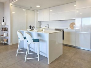 Frigorífico, microondas, horno y placa de cocina