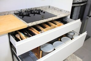 Réfrigérateur, four à micro-ondes, un four, surface de cuisson
