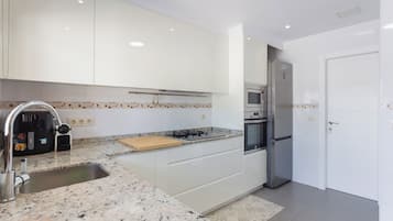 Frigorífico, microondas, horno y placa de cocina