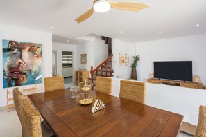 4 chambres, fer et planche à repasser, lit de bébé portatif