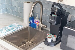 Kjøleskap, mikrobølgeovn, kaffetrakter/tekoker og vannkoker