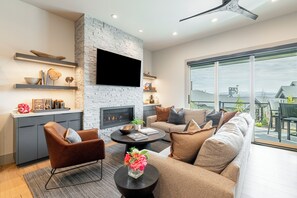 Smart-TV, Kamin, Stereoanlage