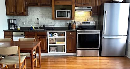Littleton center vintage themed 1 bed 1 bath. Walk to center.