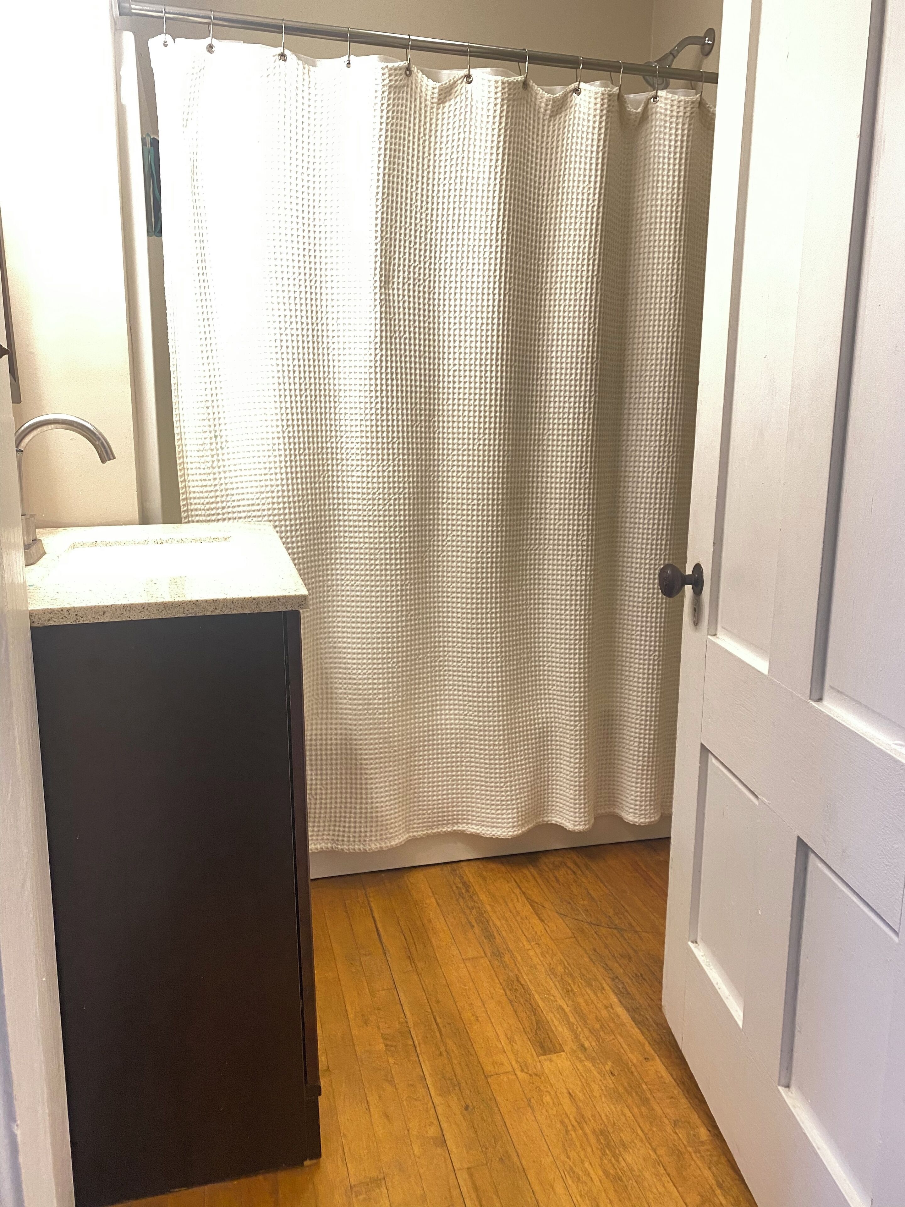 Sèche-cheveux, serviettes fournies, savon, papier toilette