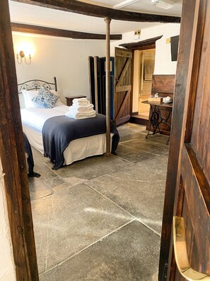 Comfort Twin Room, Private Bathroom | Lobby - The New Inn  (Yeovil)