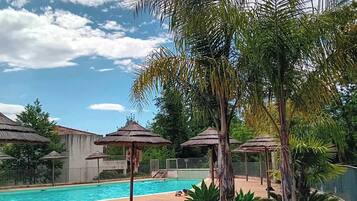 Alberca al aire libre y alberca climatizada