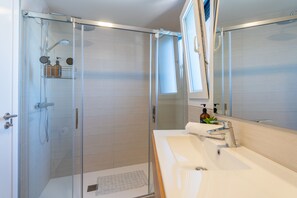 Shower, hair dryer, towels, soap - Esencia Marina Apartamentos A tan Solo 800 Mts. de la Playa Playa de Estepona (Estepona)