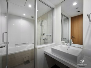 Standard-Doppelzimmer, Nichtraucher | Badezimmer | Badewanne und Dusche (separat), Haartrockner, Hausschuhe, Handtücher