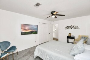 6 soverom, skrivebord, strykejern/-brett og reiseseng for barn