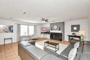 TV connectée, cheminée, table de tennis de table