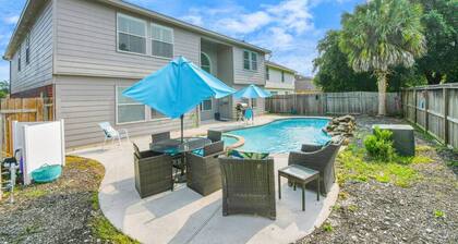 Magnificent 6-BR w Pool & Spa 25 Mins Downtown LT