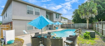 Magnificent 6-BR w Pool & Spa 25 Mins Downtown LT