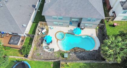 Magnificent 6-BR w Pool & Spa 25 Mins Downtown LT