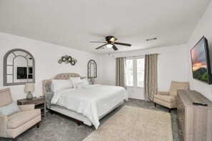 6 makuuhuonetta, työpöytä, silitysrauta/-lauta, vauvan matkasänky