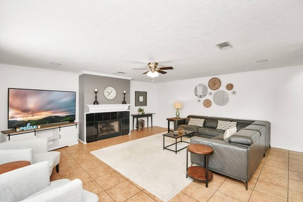 Älytelevisio, takka, pöytätennispöytä, työhuone