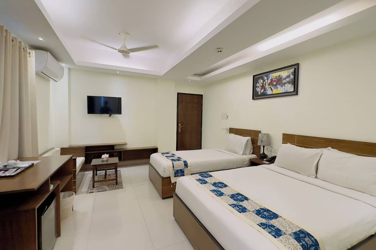 Deluxe Triple Room, City View | 1 bedroom, Egyptian cotton sheets, premium bedding, down comforters