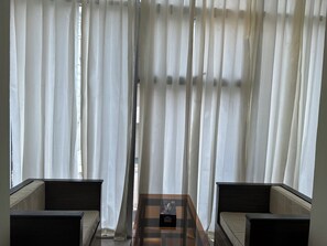 Deluxe kamer, 1 twee- of 2 eenpersoonsbedden, uitzicht op de stad | Lakens van Egyptisch katoen, luxe beddengoed, donsdekens