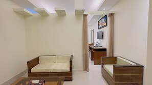 Deluxe Suite, City View | Egyptian cotton sheets, premium bedding, down duvets, pillow-top beds - Hotel The Grand Hyatt Dhaka (Dhaka)