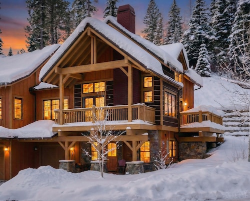 Gold Crest @ Tamarack Resort | Pet Friendly Trailside Ski In/Out | 3 Ensuites | Hot Tub + AC