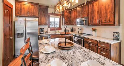 Gold Crest @ Tamarack Resort | Pet Friendly Trailside Ski In/Out | 3 Ensuites | Hot Tub + AC