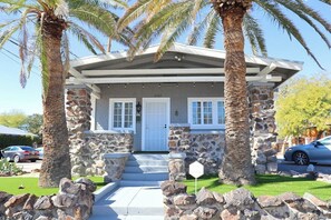 A stone house with a porch, palm trees, and a clear sky. - Campus Casita close to U of A and shopping (Tucson)