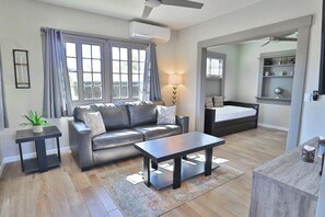 Living area - Campus Casita close to U of A and shopping (Tucson)
