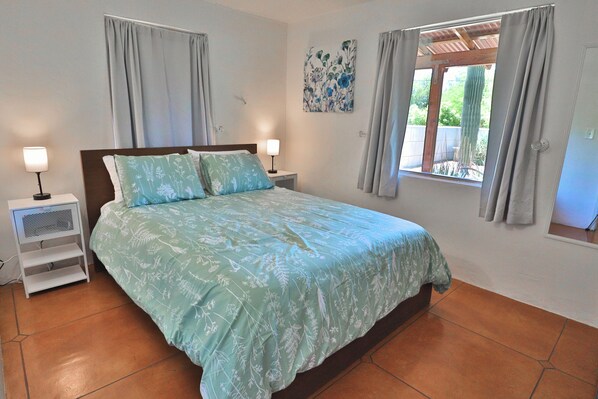 Bureau, fer et planche à repasser, accès au Wi-Fi (inclus)