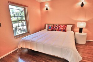 Tabla de planchar con plancha, wifi gratis y ropa de cama 