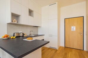 Full-size fridge, microwave, oven, stovetop