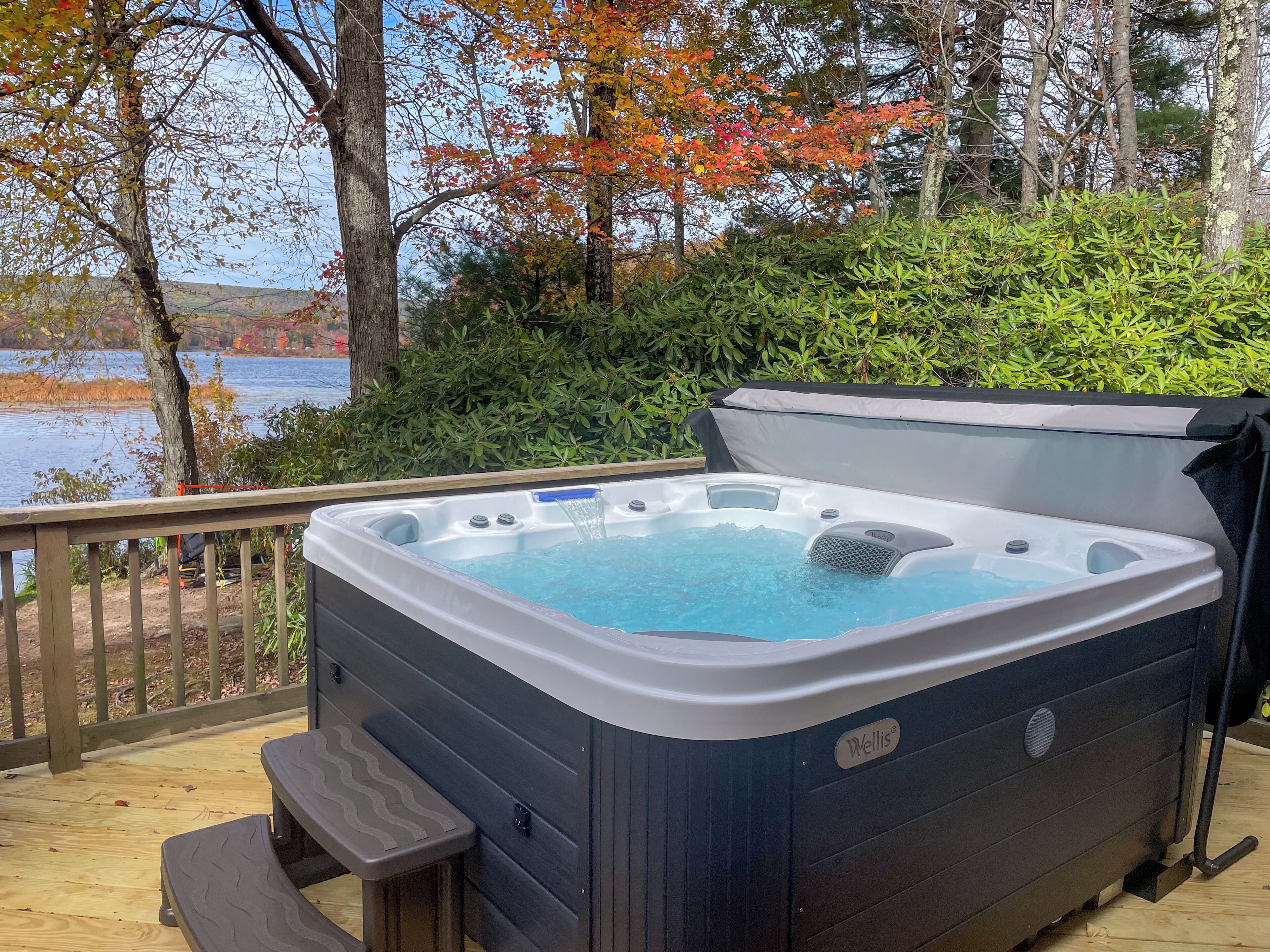New Hot Tub! Perfect timing for fall and winter bookings. What a wonderful addition and highly requested amenity to the Secluded Lakefront Escape.