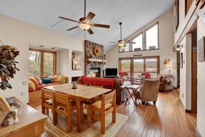 Smart TV, fireplace - Lakefront | Private Dock | Family Friendly | Kayaks | Hot Tub | Row Boat | Fireplace (Lake Ariel)