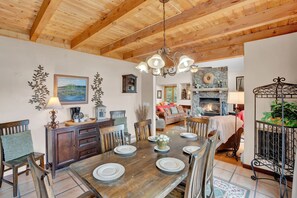 Dining - Lakefront | Private Dock | Family Friendly | Kayaks | Hot Tub | Row Boat | Fireplace (Lake Ariel)
