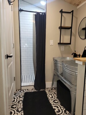 Towels, soap, shampoo, toilet paper - The Bunkhouse at Woodland Escape. Paradise meets countryside with pool & hot tub (Decatur)