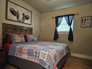 2 bedrooms, iron/ironing board, WiFi, bed sheets - The Bunkhouse at Woodland Escape. Paradise meets countryside with pool & hot tub (Decatur)